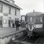 159739 Afbeelding van een diesel-electrisch treinstel DE 2 ( Blauwe Engel ) van de N.S. langs het perron van het ...